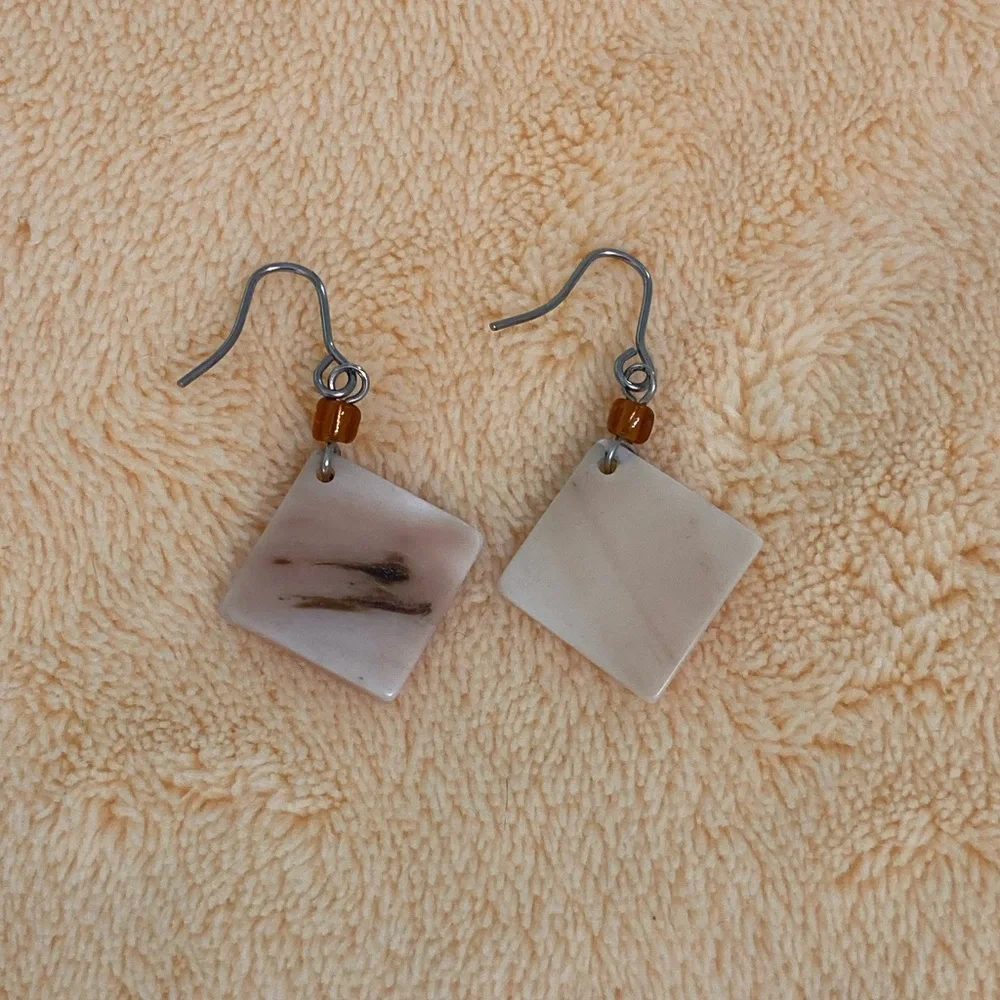 Shell dangle earrings - Picture 3 of 7